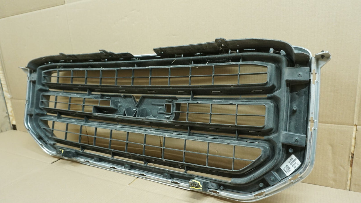 2015-2018 GMC YUKON FRONT RADIATOR MAIN GRILL GRILLE CHROME PLASTIC TRIM OEM