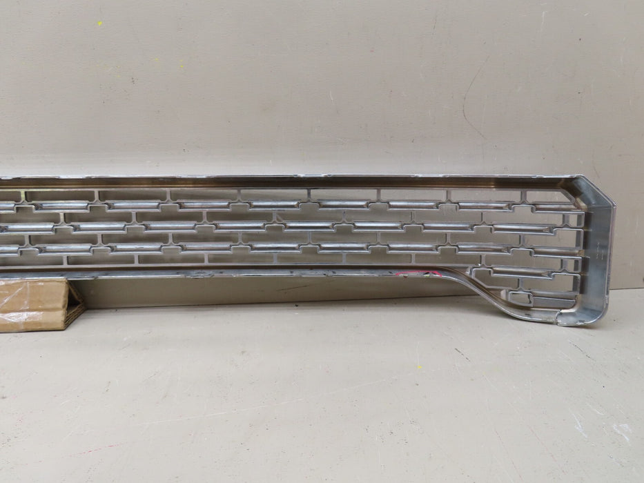 2020-2021 GMC SIERRA 3500 HD DENALI RADIATOR LOWER INSERT GRILLE OEM 84393048