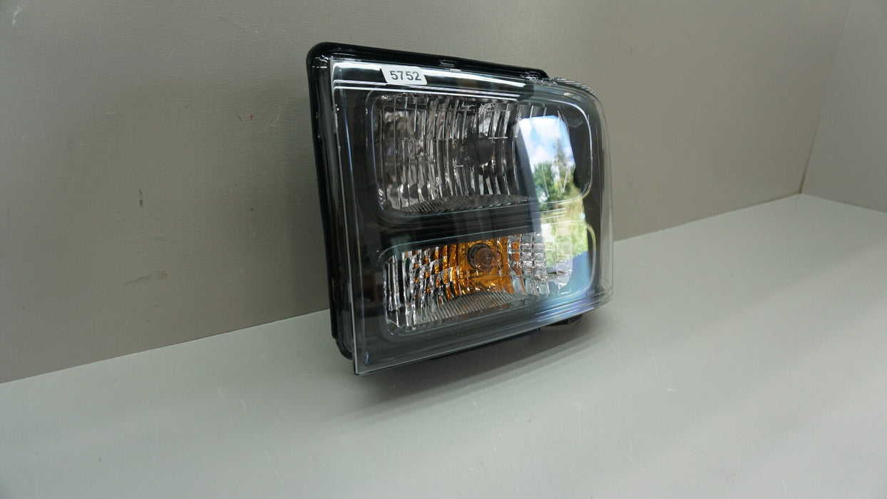 2005-2007 FORD F-250 HARLEY DAVIDSON FRONT LEFT DRIVER SIDE HEADLIGHT 206700B01A