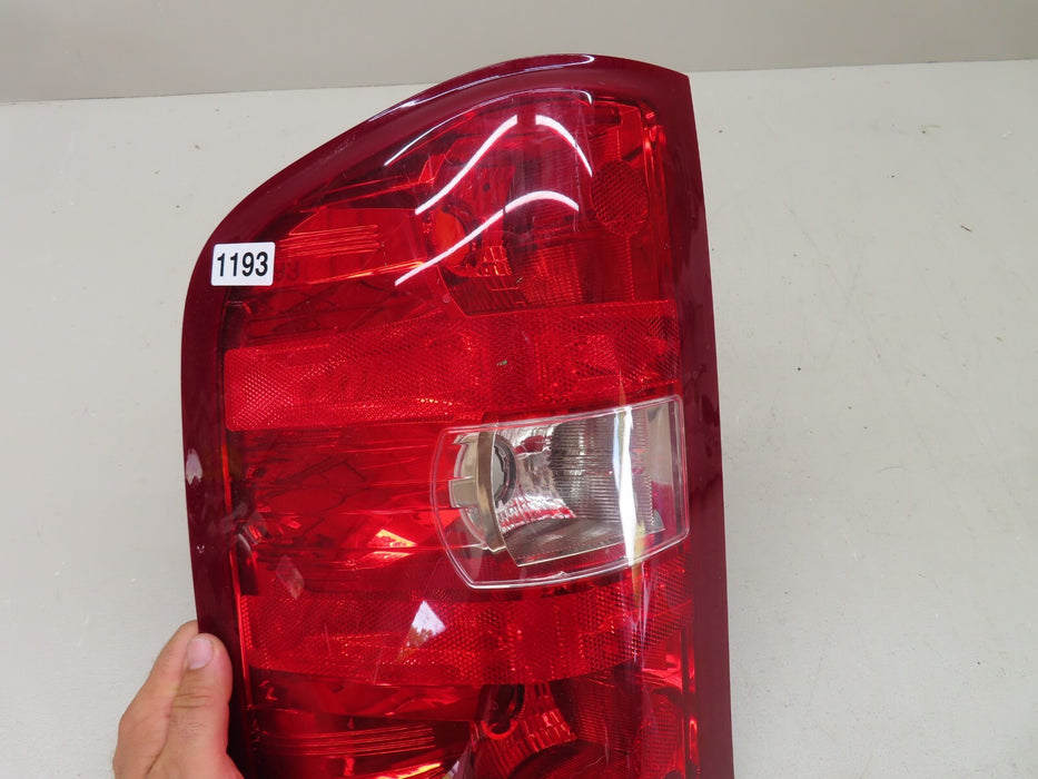 2007-2013 CHEVROLET SILVERADO 1500 REAR LEFT DRIVER SIDE TAIL LIGHT TAILLAMP OEM