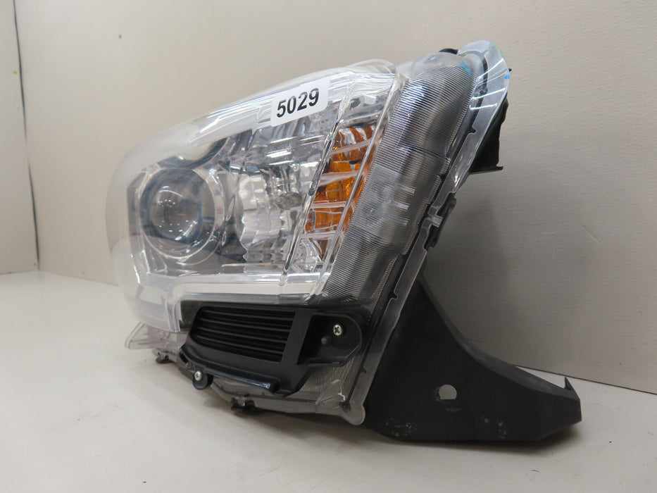 2016-2020 TOYOTA TACOMA FRONT RIGHT PASSENGER HEADLIGHT HALOGEN OEM
