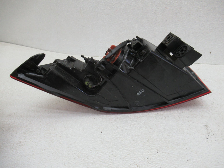 2021-2022 KIA CARNIVAL LXS REAR RIGHT PASSENGER SIDE TAIL LIGHT LAMP 92402R0 OEM