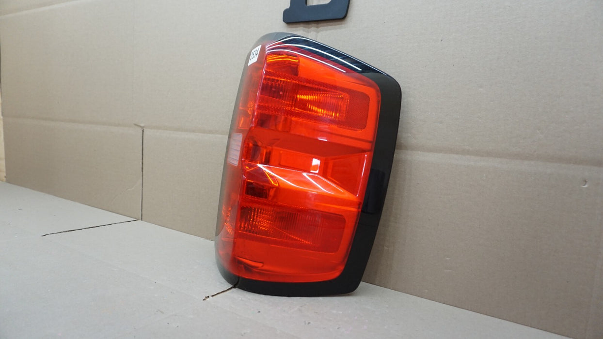 2014-2019 CHEVROLET SILVERADO REAR RIGHT PASSENGERS TAIL LIGHT OEM