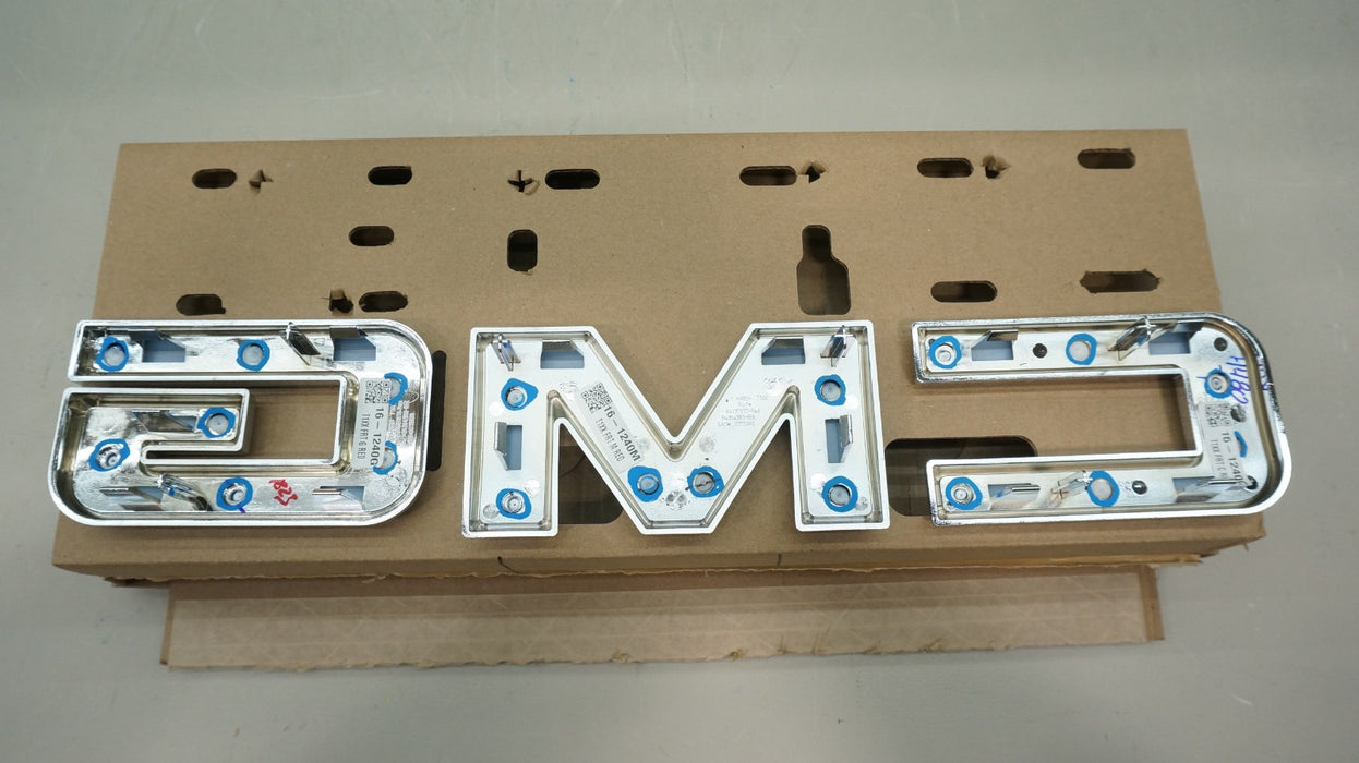 2025-2026 GMC YUKON / YUKON XL FRONT GRILLE EMBLEM BADGE OEM 85873630