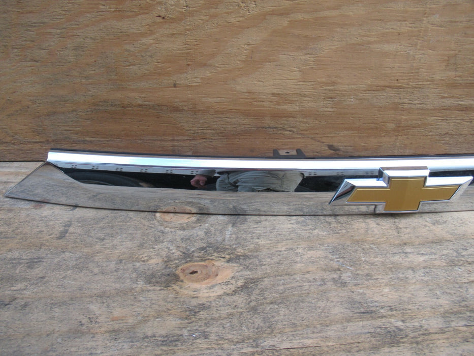 2018-2019 CHEVROLET CHEVY TRAVERSE REAR TRUNK TAILGATE TRIM MOLDING CHROME OEM