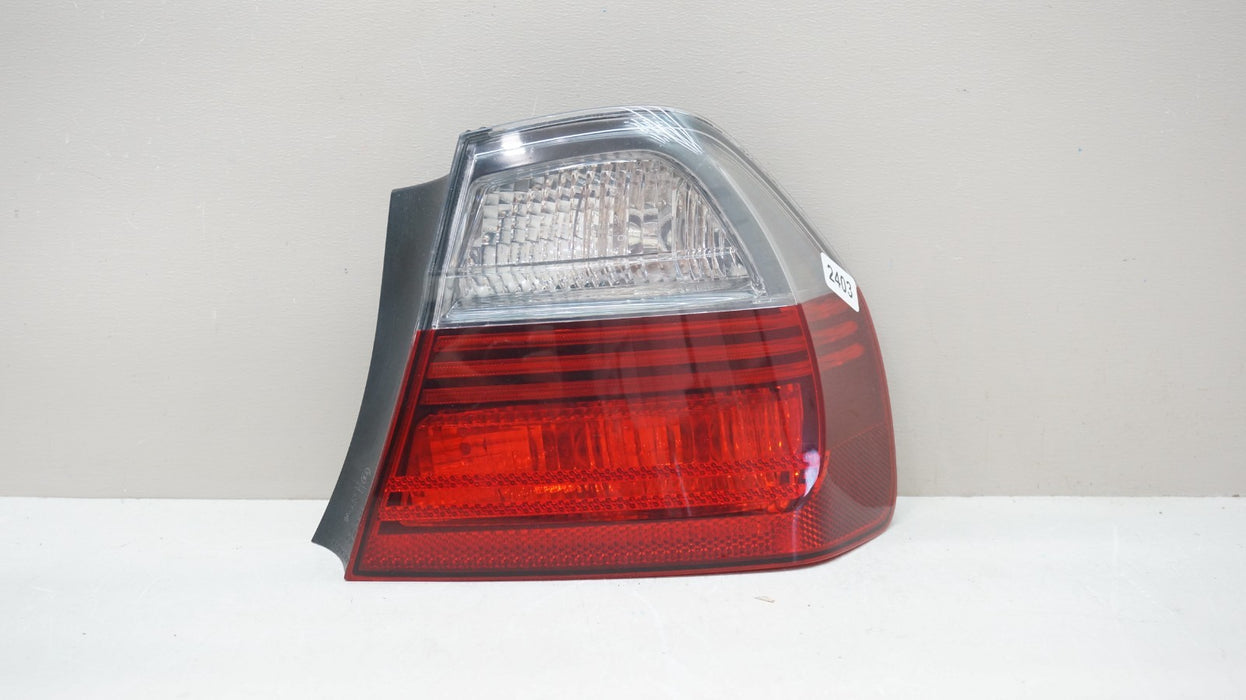 2006-2008 BMW 3-SERIES E90 REAR RIGHT PASSENGER SIDE TAIL LIGHT OEM