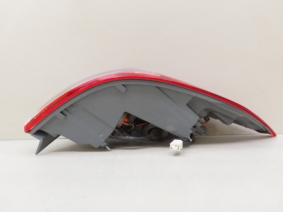 2017-2018 HYUNDAI ELANTRA REAR RIGHT PASSENGER SIDE OUTER TAIL LIGHT OEM