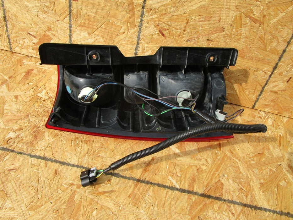 07 08 09 10 11 12 13 CHEVROLET SUBURBAN TAHOE RIGHT REAR TAILLIGHT OEM