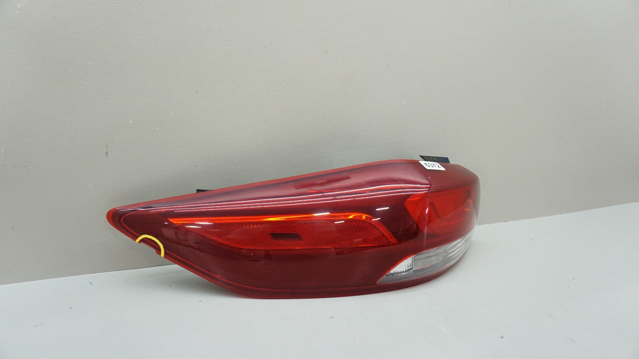 2017-2018 HYUNDAI ELANTRA SEDAN REAR LH LEFT DRIVER SIDE OUTER TAIL LIGHT OEM