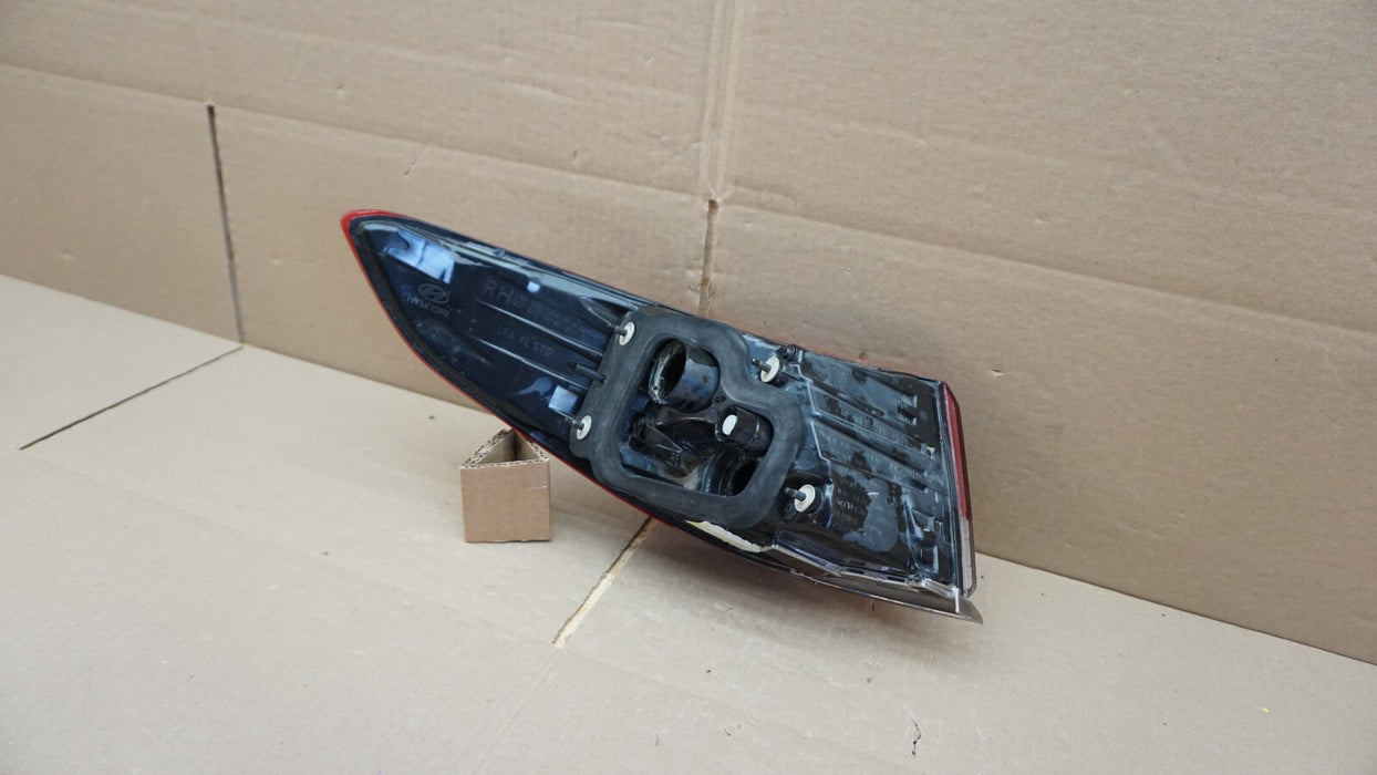 2018-2019 HYUNDAI SONATA REAR RIGHT PASSENGER SIDE OUTER TAIL LIGHT OEM 18 19
