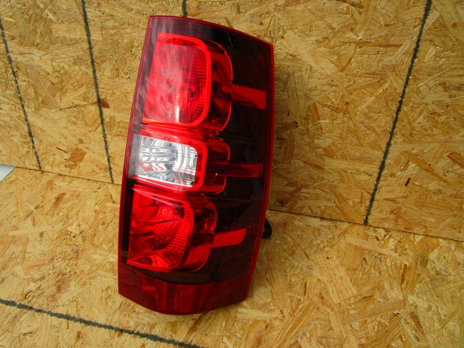 07 08 09 10 11 12 13 CHEVROLET SUBURBAN TAHOE RIGHT REAR TAILLIGHT OEM