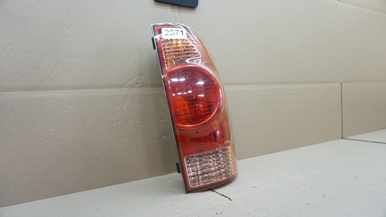 2005-2015 TOYOTA TACOMA REAR RIGHT PASSENGERS SIDE TAIL LIGHT OEM