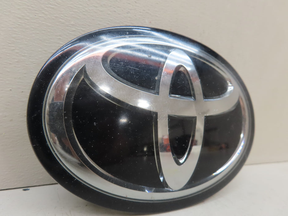 2019-2024 TOYOTA FRONT GRILLE FACTORY EMBLEM OEM