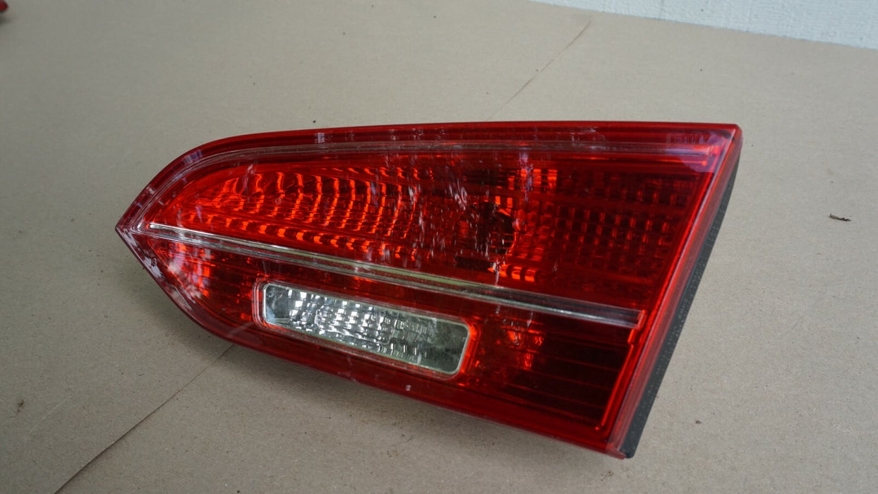 2013-2016 HYUNDAI SANTA FE RIGHT PASSENGER SIDE INNER TAIL LIGHT LAMP OEM