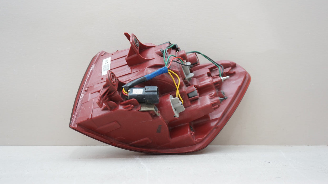 2016-2018 KIA SEDONA REAR LEFT DRIVERS SIDE TAIL LIGHT OEM