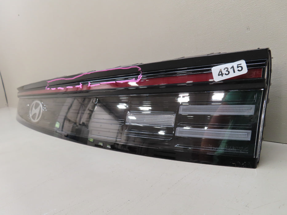 2024 HYUNDAI SONATA REAR CENTER TAIL LIGHT LAMP GARNISH OEM 92409-L1550