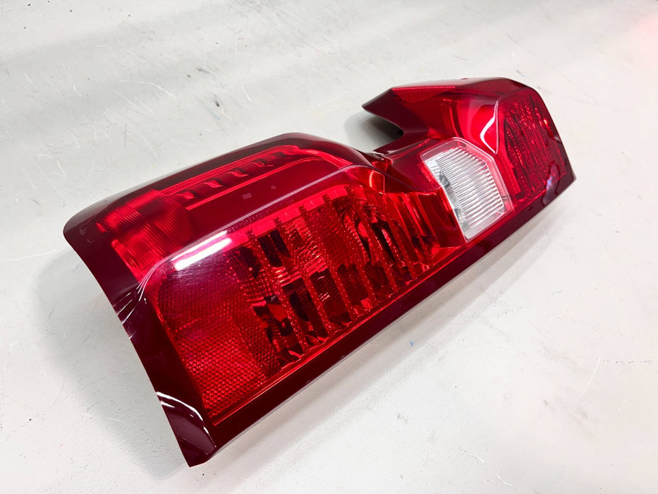 2020-2023 CHEVROLET SILVERADO 2500 3500 LH OUTER TAIL LIGHT OEM 85161936