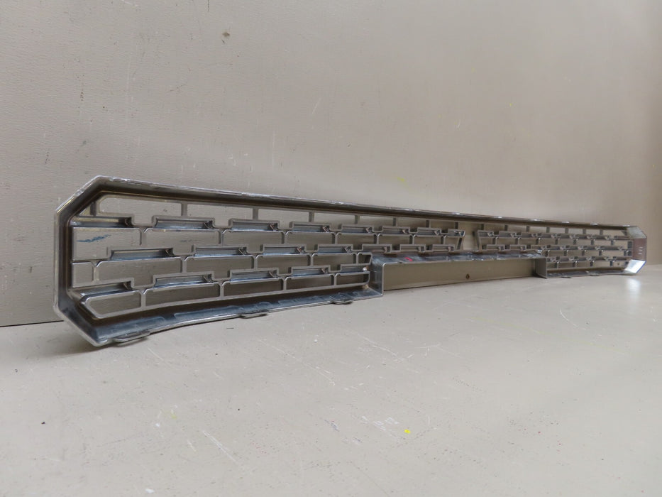 2020-2021 GMC SIERRA 3500 HD DENALI RADIATOR MIDDLE INSERT GRILLE OEM 84393049