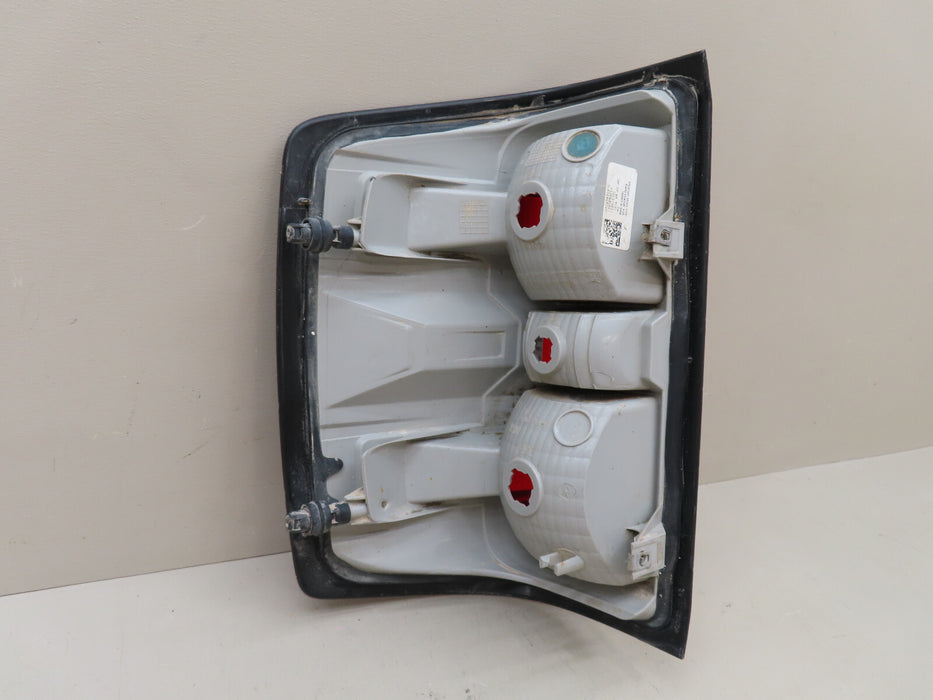 2014 2015 CHEVROLET SILVERADO 1500 REAR RIGHT PASSENGER SIDE TAIL LIGHT OEM