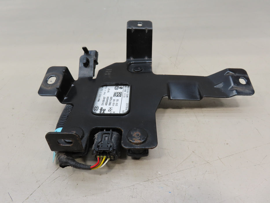 2016-2018 HYUNDAI ELANTRA RIGHT REAR BLIND SPOT RADAR MODULE OEM 95821-F2200