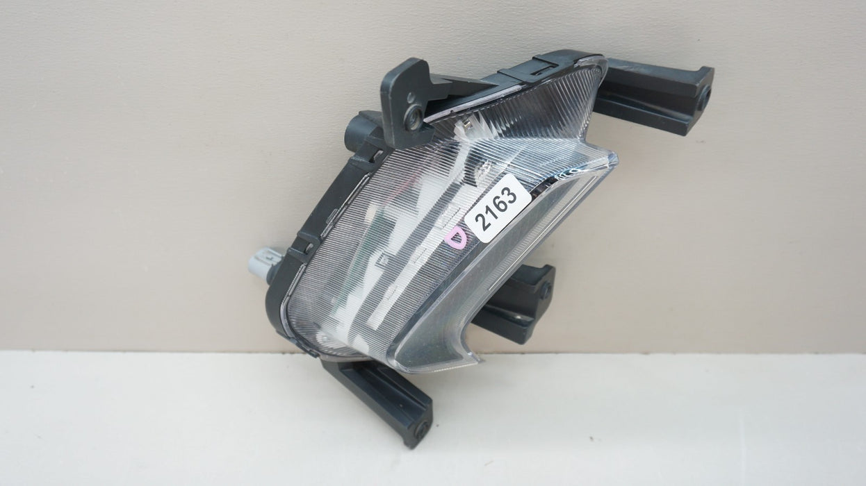 2017-2018 HYUNDAI ELANTRA FRONT RIGHT PASSENGER SIDE FOG LIGHT OEM 92208-F2100