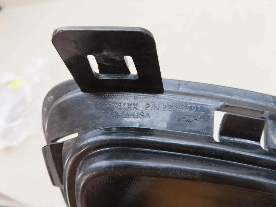 2015-2022 CHEVROLET COLORADO FRONT RIGHT PASSENGER FOG LIGHT COVER OEM 22891701