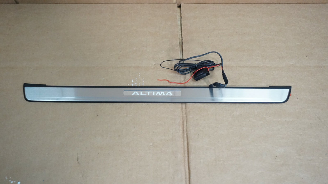 2013-2018 NISSAN ALTIMA FRONT RIGHT SILL STEP PLATE ILLUMINATED KICK PANEL OEM