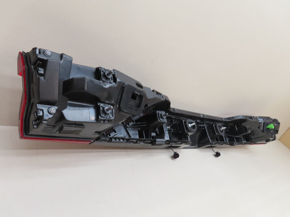2019-2020 AUDI Q8 REAR CENTER BRAKE LIFT GATE TAIL LIGHT OEM 4M8.945.095.Q