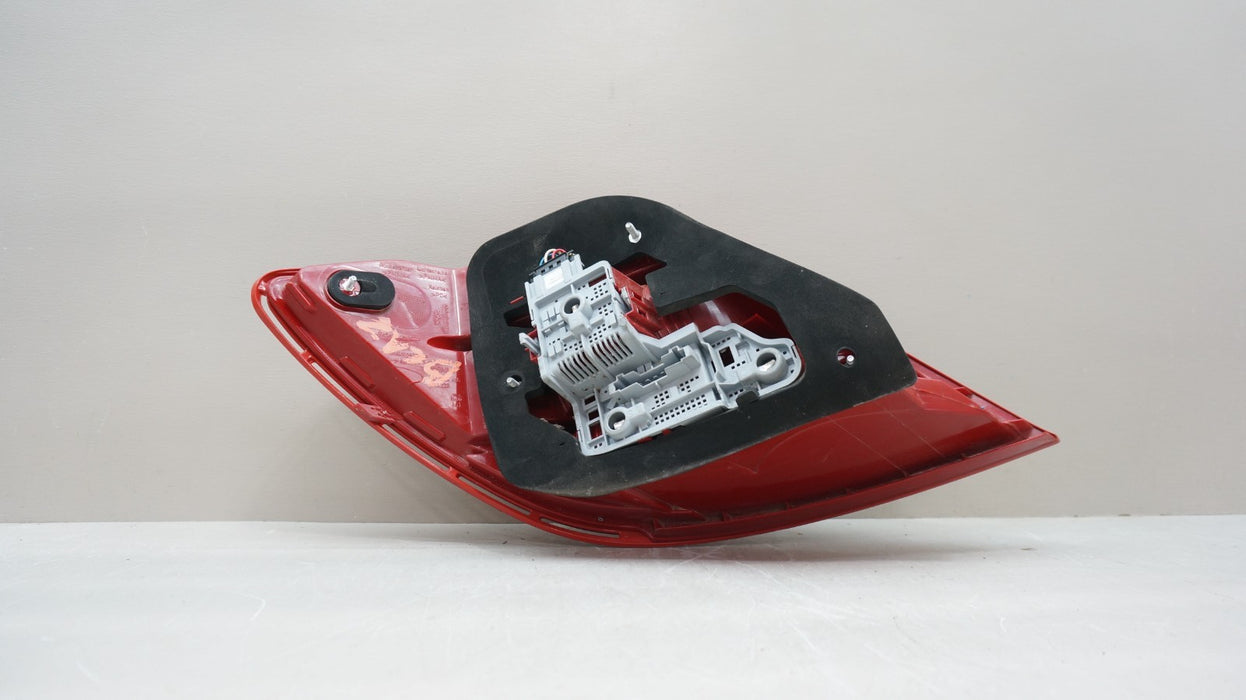 2012-2014 MERCEDES-BENZ C-CLASS W204 REAR RIGHT PASSENGER SIDE TAIL LIGHT OEM