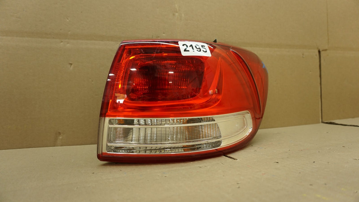 2016-2018 KIA SORENTO RIGHT PASSENGER SIDE TAIL LIGHT HALOGEN OEM 16 17 18