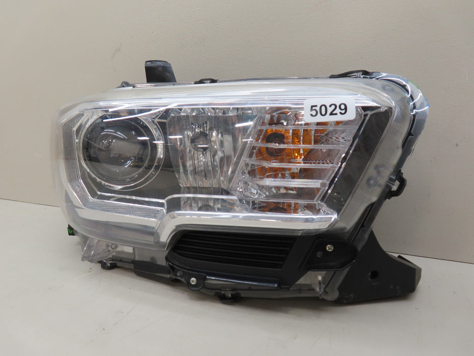 2016-2020 TOYOTA TACOMA FRONT RIGHT PASSENGER HEADLIGHT HALOGEN OEM