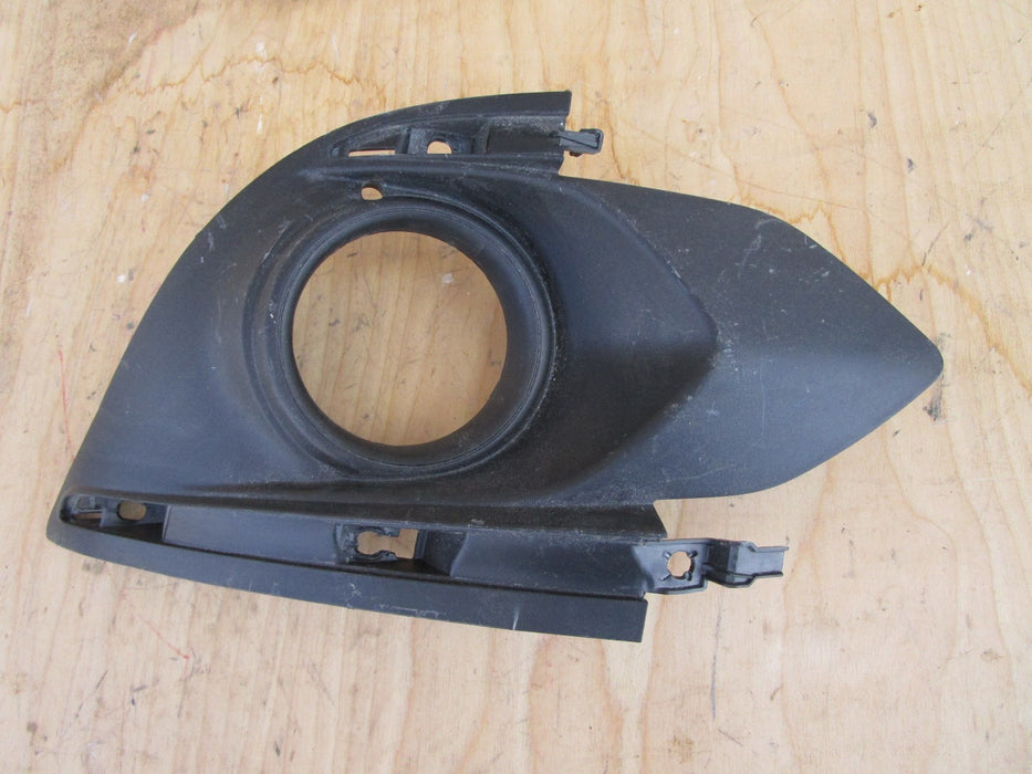 16 17 MITSUBISHI MIRAGE FRONT LEFT DRIVERS SIDE FOG LIGHT MOLDING COVER TRIM OEM
