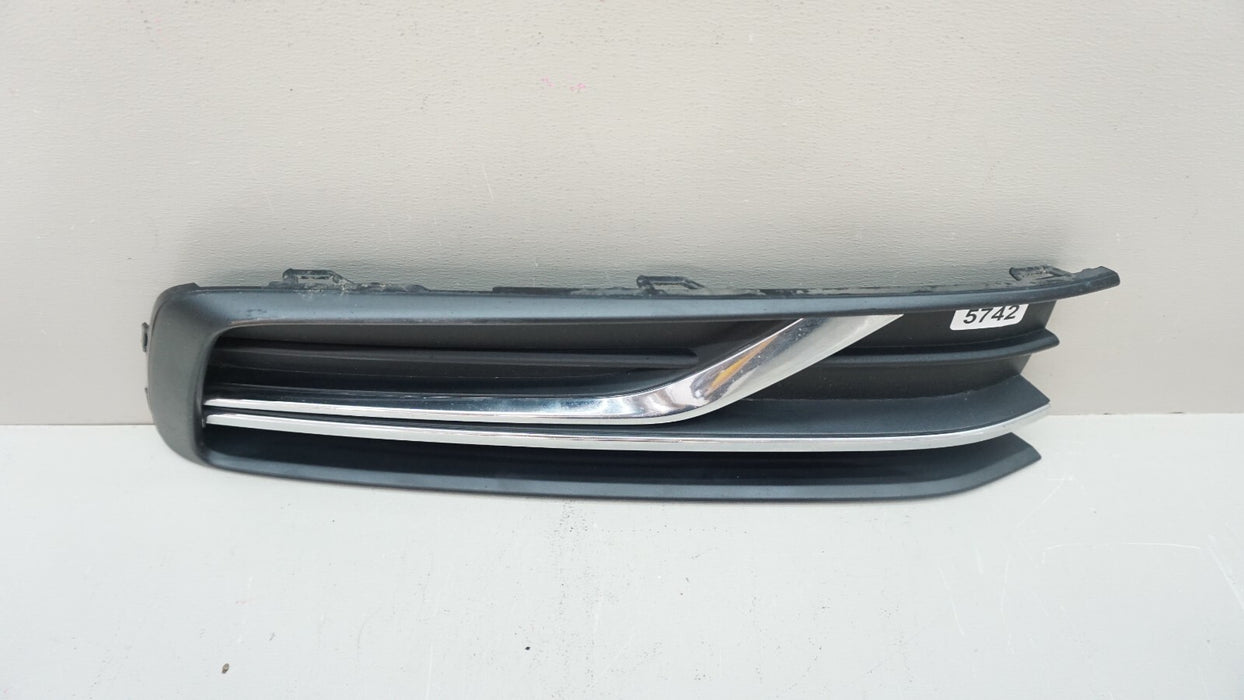 2012-2015 VOLKSWAGEN PASSAT FRONT RIGHT SIDE FOG LIGHT COVER 561853666J OEM