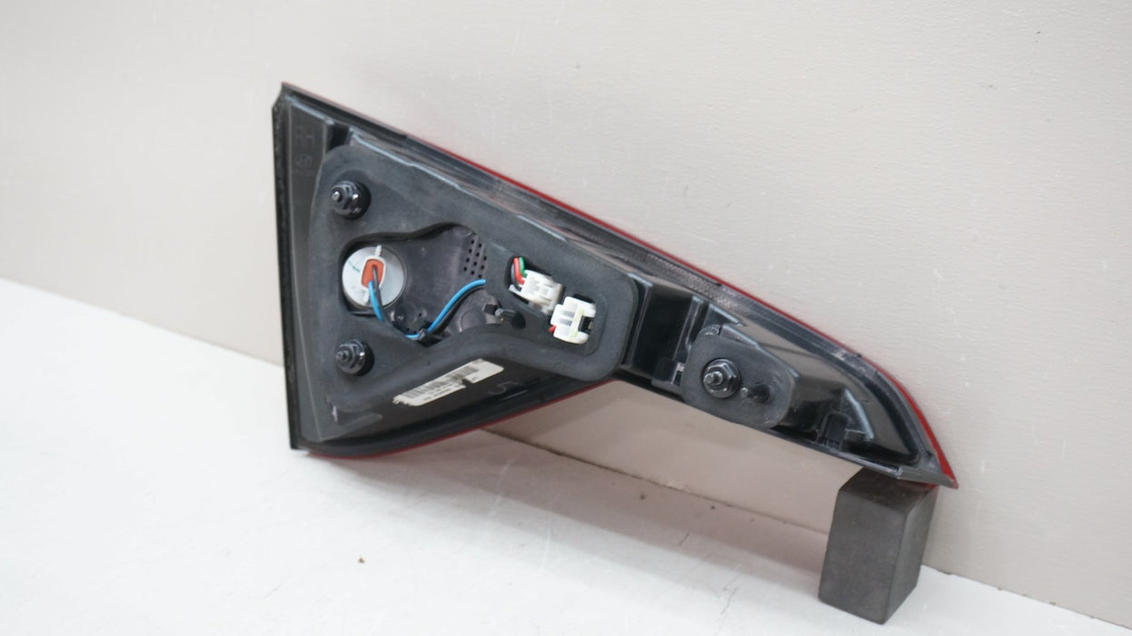 2015-2017 HYUNDAI SONATA REAR RIGHT PASSENGER SIDE INNER TAIL LIGHT OEM