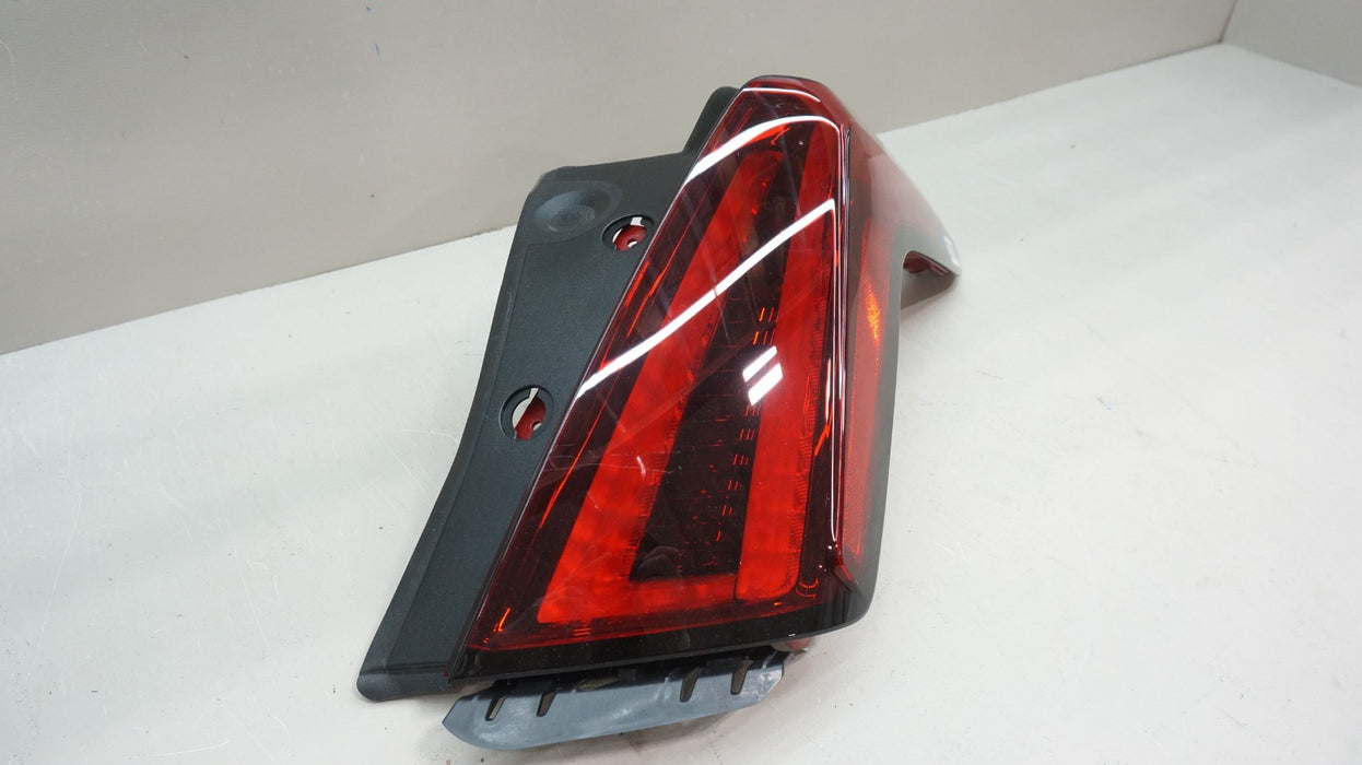 2020-2024 CADILLAC XT5 RIGHT PASSENGER TAIL LIGHT BRAKE STOP LAMP OEM 85008943