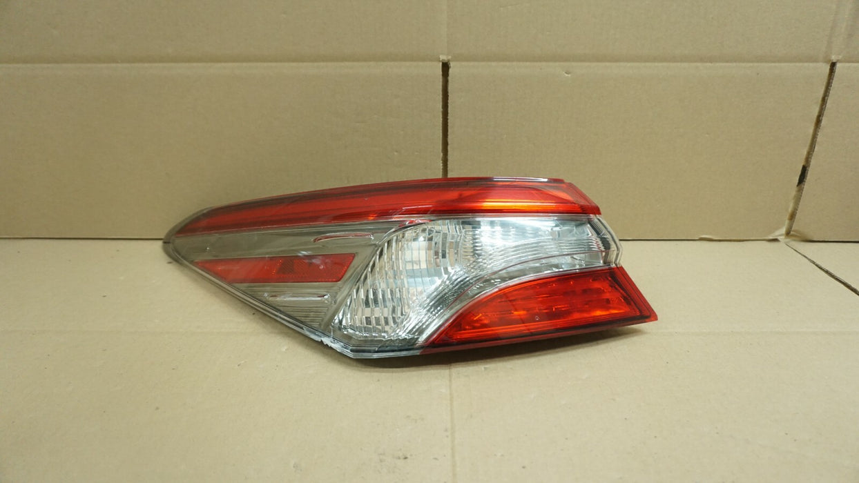 2018-2020 TOYOTA CAMRY REAR LEFT DRIVER SIDE OUTER TAIL LIGHT LAMP LENS OEM