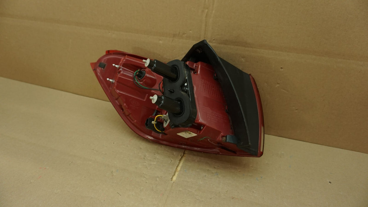 2016-2018 KIA SORENTO RIGHT PASSENGER SIDE TAIL LIGHT HALOGEN OEM 16 17 18