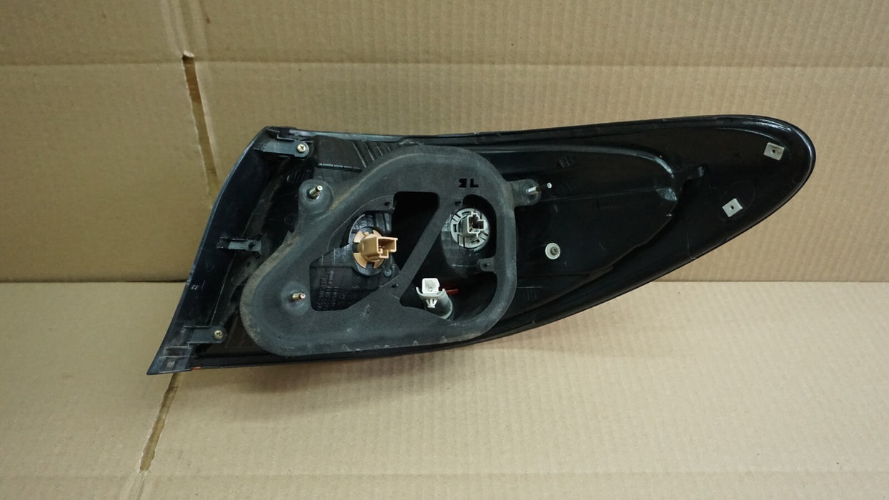 2002-2004 LEXUS ES300 REAR LEFT DRIVER SIDE OUTER TAIL LIGHT LAMP OEM 02 03 04