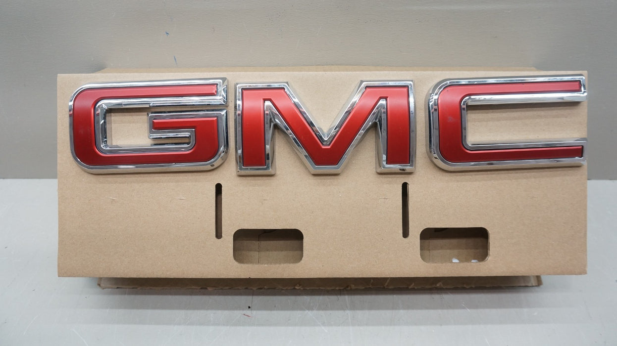 2025-2026 GMC YUKON / YUKON XL FRONT GRILLE EMBLEM BADGE OEM 85873630