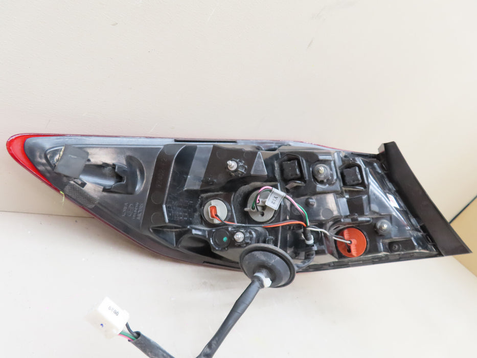 2019-2020 HYUNDAI ELANTRA  RIGHT PASSENGER SIDE OUTER TAIL LIGHT OEM 92402-F2