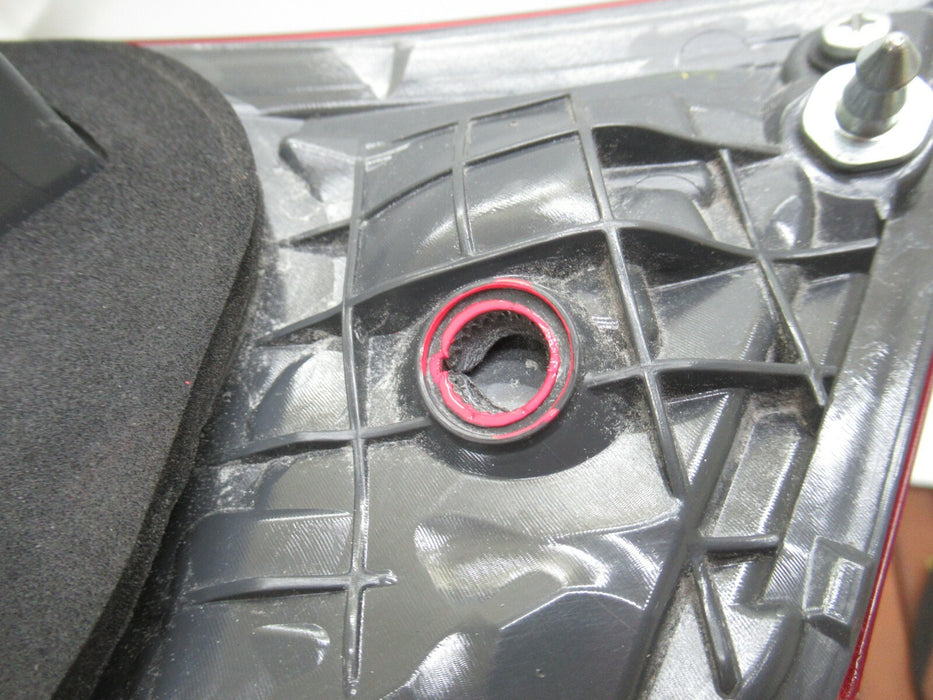 2017 - 2019 TOYOTA HIGLANDER REAR PASSENGER SIDE TAIL LIGHT BRAKE STOP LAMP OEM