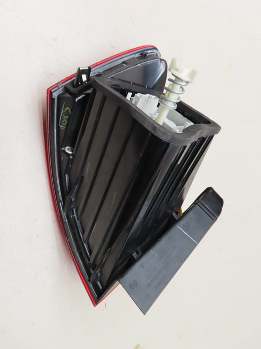 2015-2018 VOLKSWAGEN JETTA REAR RIGHT PASSENGER SIDE OUTER TAIL LIGHT LAMP OEM