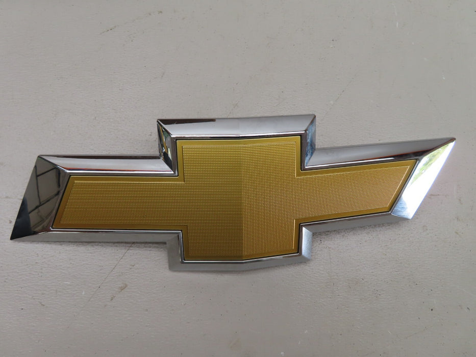 2015-2020 CHEVROLET SUBURABAN TAHOE PLASTIC LID COVER EMBLEM LOGO SYMBOL OEM