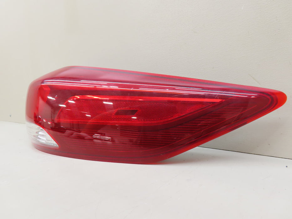 2017-2018 HYUNDAI ELANTRA REAR RIGHT PASSENGER SIDE OUTER TAIL LIGHT OEM