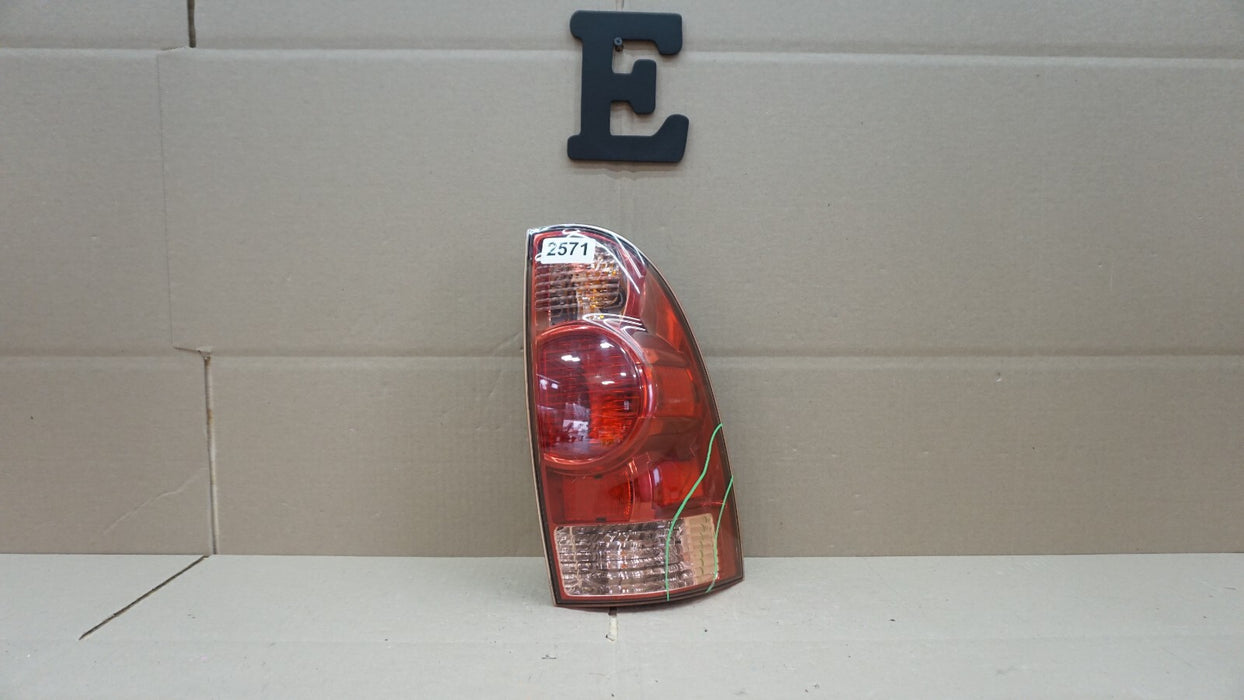 2005-2015 TOYOTA TACOMA REAR RIGHT PASSENGERS SIDE TAIL LIGHT OEM