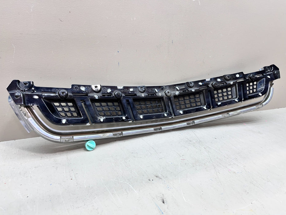 2013-2017 CADILLAC XTS FRONT LOWER CENTER GRILLE OEM 20901627