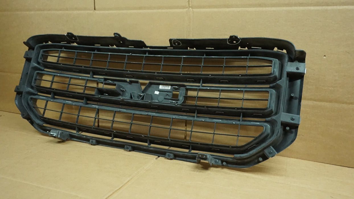 2015-2018 GMC YUKON FRONT BUMPER UPPER CENTER EXTERIOR GRILLE GRILL TRIM OEM