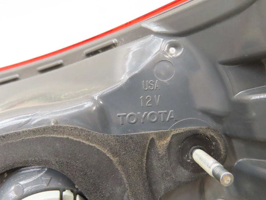 2014-2016 TOYOTA COROLLA REAR LEFT DRIVER SIDE OUTER TAIL LIGHT BRAKE LAMP OEM