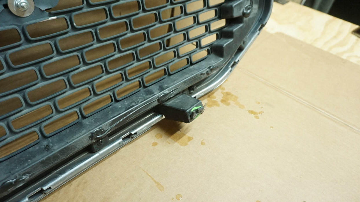 2015-2017 GMC YUKON FRONT RADIATOR GRILL GRILLE COVER PANEL 22936420 OEM