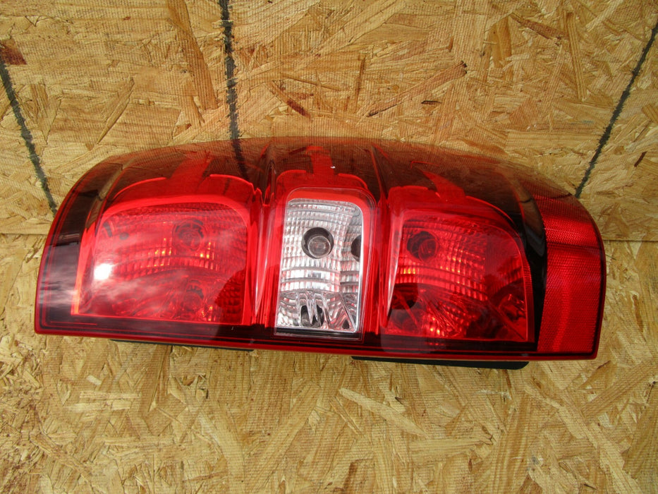 07 08 09 10 11 12 13 CHEVROLET SUBURBAN TAHOE RIGHT REAR TAILLIGHT OEM